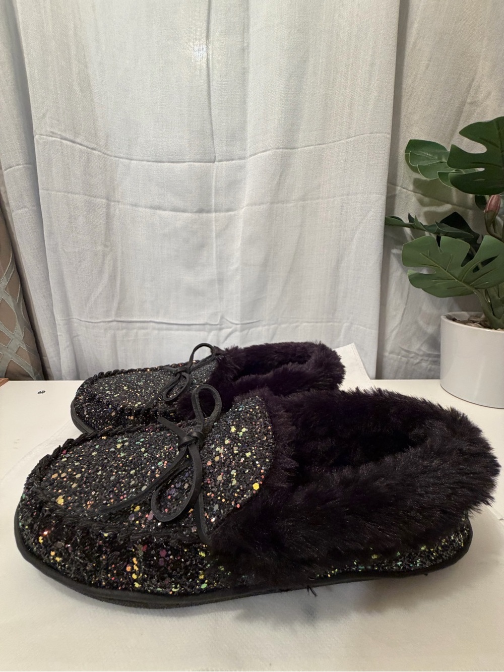 Clarks Black Glitter Faux-Fur Moccasin Slippers for Women with Multicolor Flecks